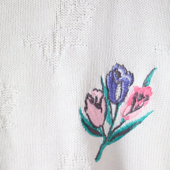❌SOLD❌vintage embroidered tulip flower sweater top - Picture 3 of 4